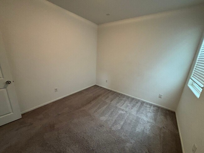 Building Photo - Beautiful Gated 3-Bed, 2.5-Bath Townhome i...