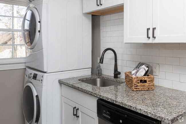 2BR, 1BA - 880 SF - Kitchen - Avenue Willow