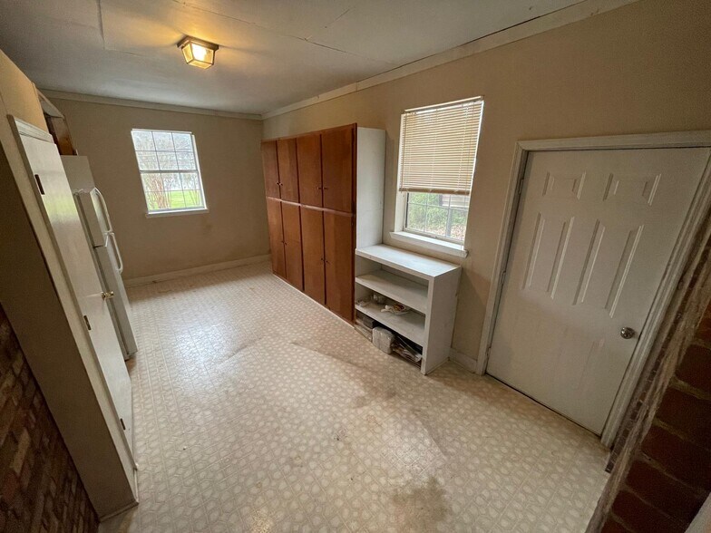 Bonus Room (Storage space, shelves, extra refrigerator) - 1936 Ashmore Ave