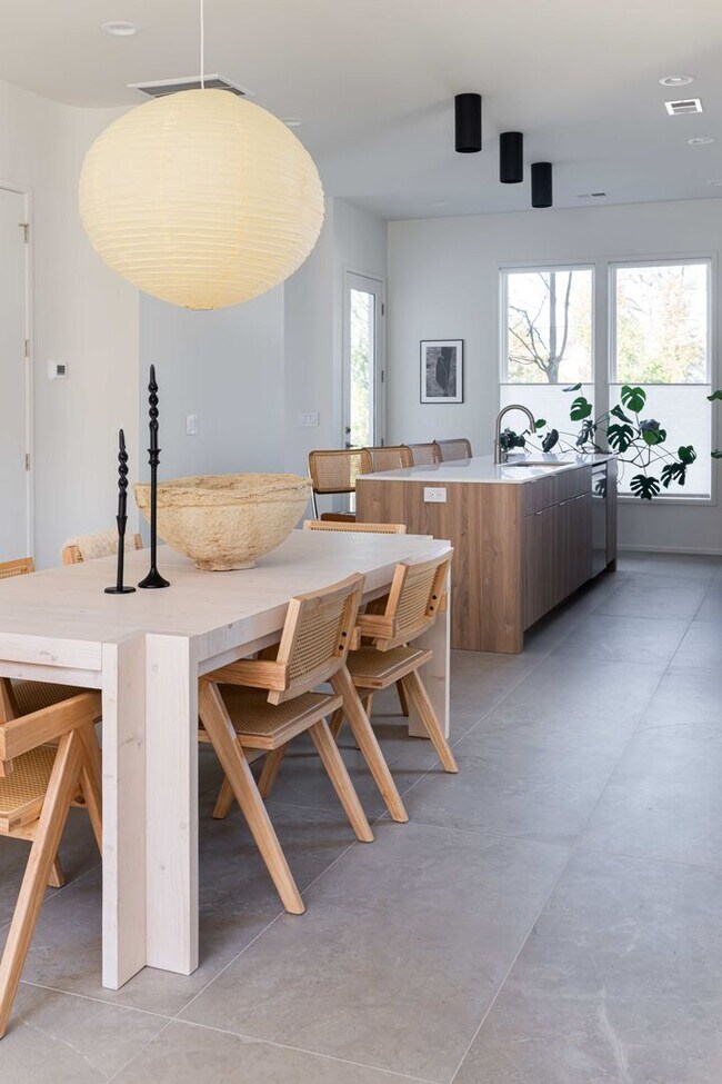 Building Photo - Great contempory home close to the heart o...