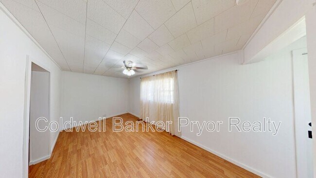 Building Photo - 210 6th St