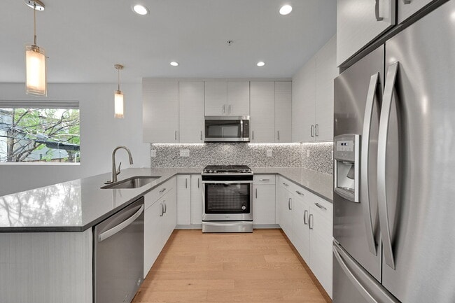 Building Photo - $3,495 = 2 Bed, 2 Bath Townhome in Denver ...