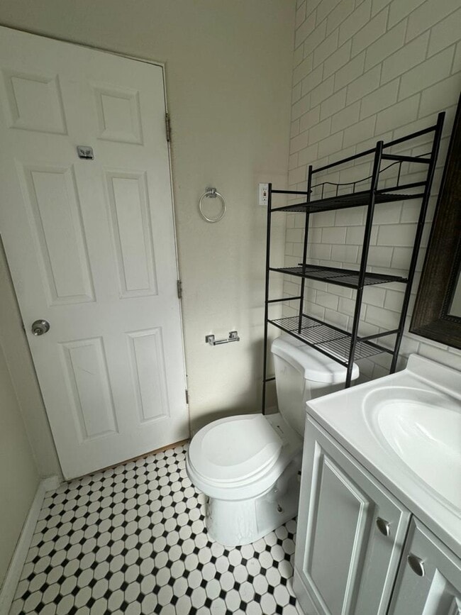 Building Photo - 813 N Center Ave