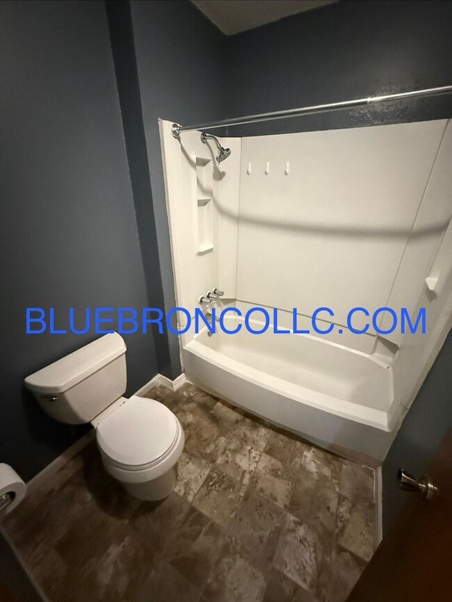 Building Photo - Updated unit with fresh paint and modern finishes!