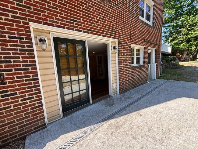 Building Photo - 3479 Overbrook Dr