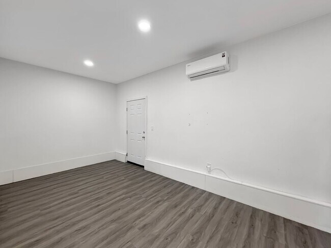 Building Photo - 442 Lightcap St