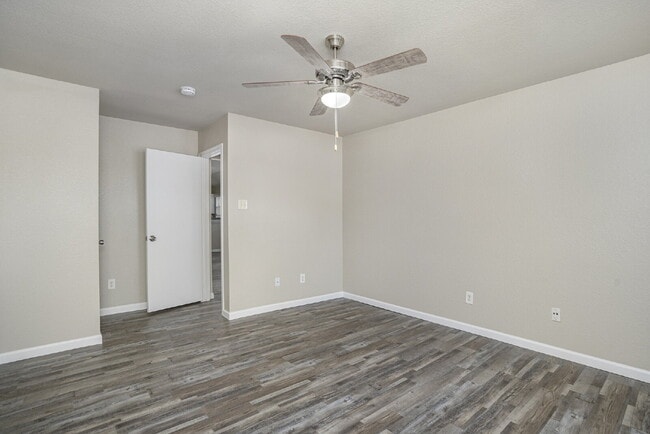 Building Photo - Great Location!