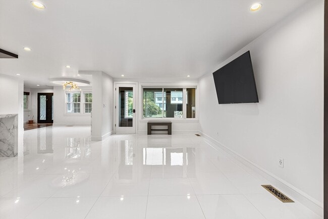 Building Photo - 4 Hadley Rd