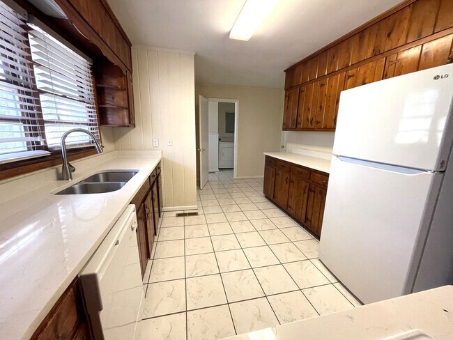 Building Photo - 5br House off S. Milledge (Available now for short term lease)