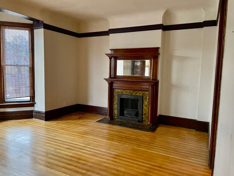 Beautiful living room - 50 E Court St