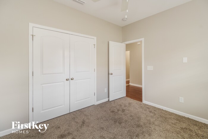 Building Photo - 323 Summergate Dr