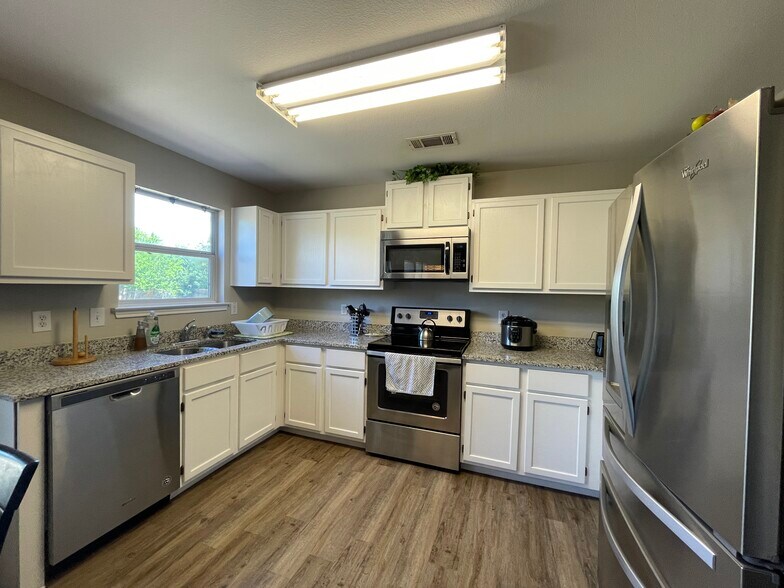 Building Photo - 10506 Tiger Way