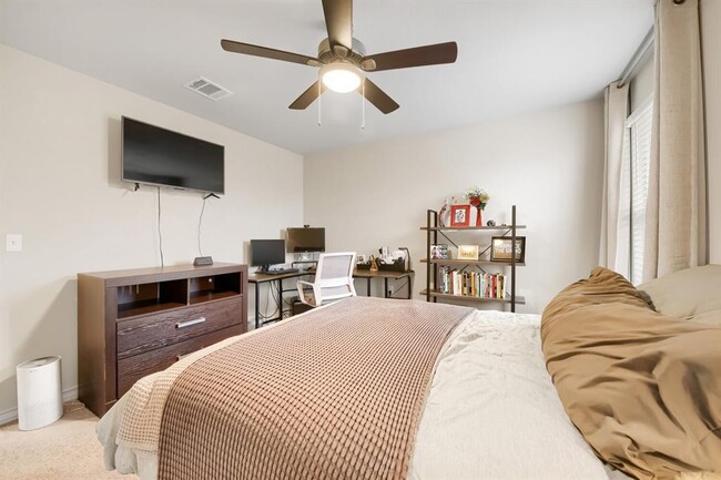 Building Photo - 12004 Cimaizon Dr