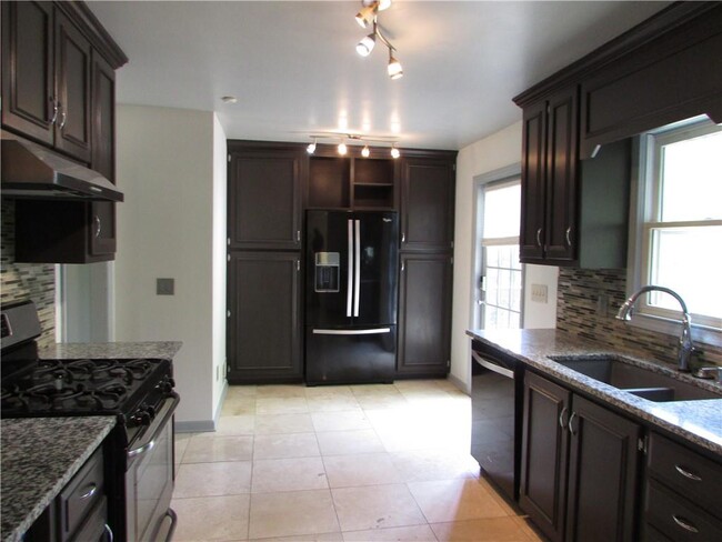 Building Photo - 412 Hickory Walk