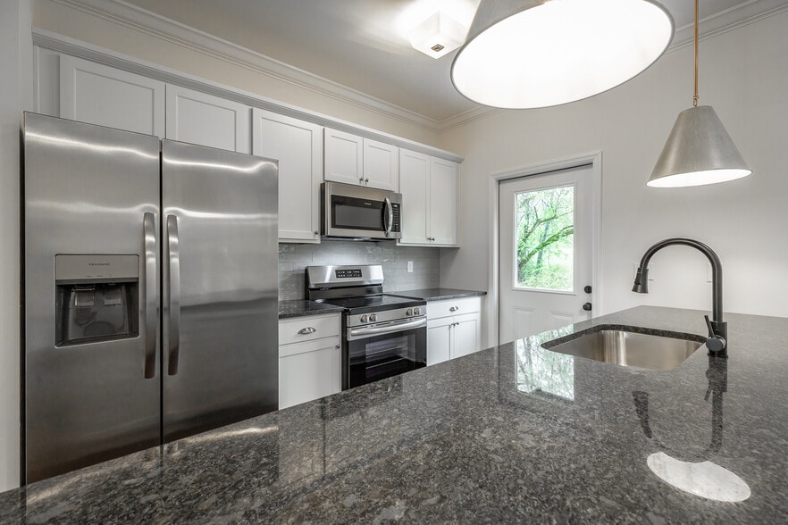 Building Photo - 5559 Stream Ln