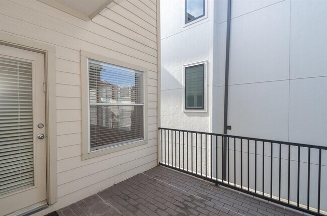 Building Photo - 703 Detering St