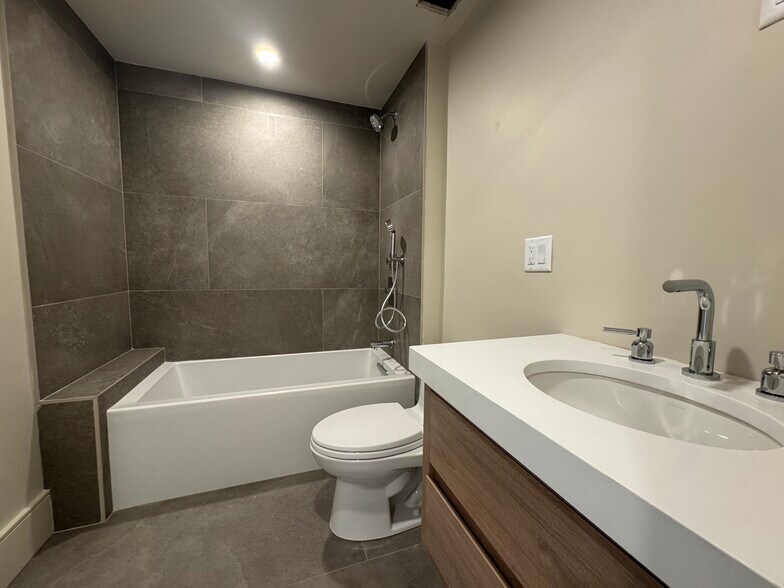 Building Photo - 300 Franklin St