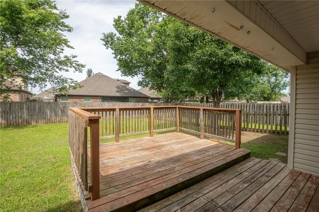 Building Photo - 902 SW Sandrock Rd