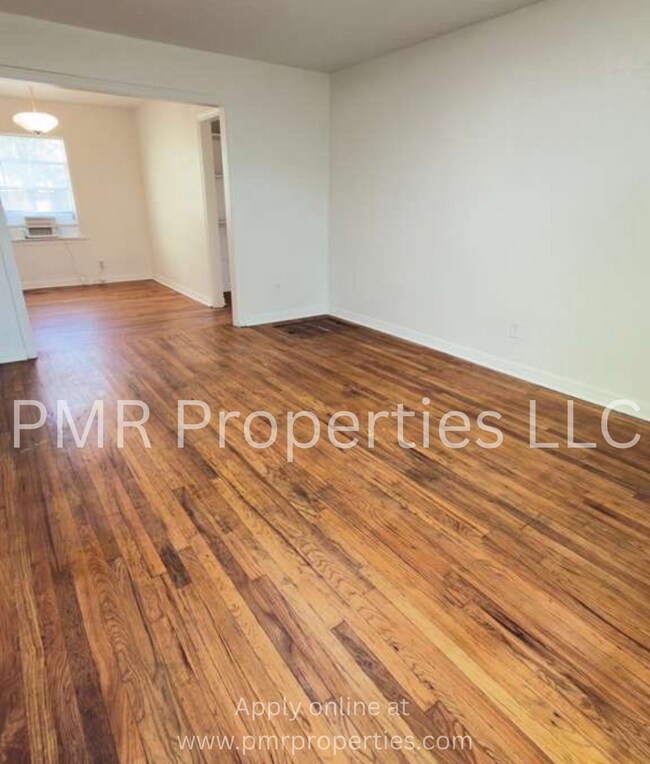 Building Photo - 3 Bedrooms/ 2 Bathrooms House