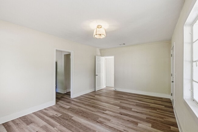 Building Photo - 116 Chester Ave