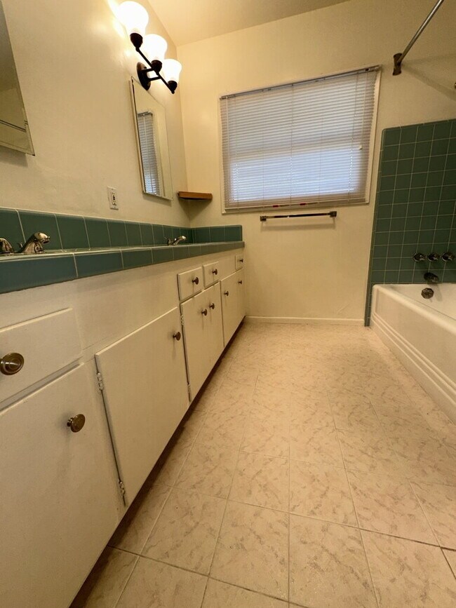 Building Photo - 3589 Mt Vernon Ave
