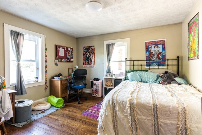 Building Photo - VIRTUAL SHOWINGS AVAILABLE - Great 4 Bedro...