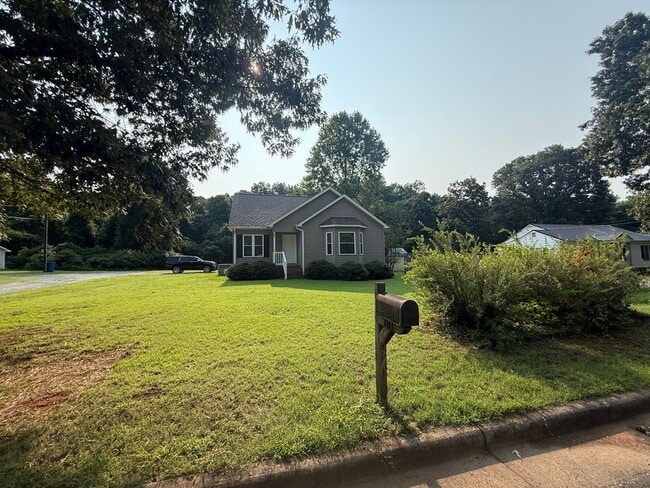 Building Photo - Three bedroom, 2 bath house in Gibsonville