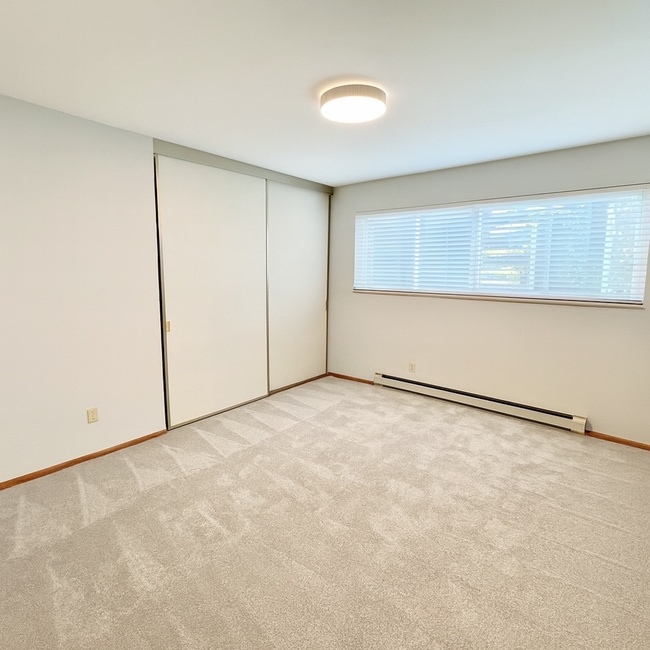 Building Photo - 2Bd/1Ba Seattle Triplex