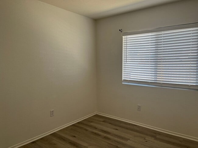 Building Photo - 3 bedroom 2 bathroom Home available in Vic...