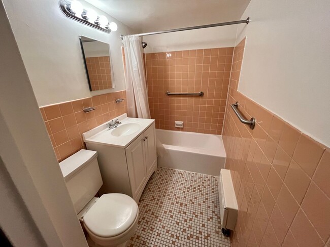 Building Photo - Cute 1 BR/1 BA Condo in Dupont Circle!