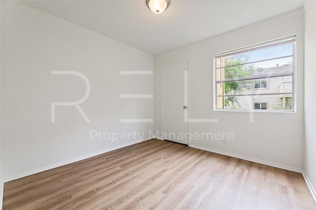 Building Photo - 302 Algerita Dr