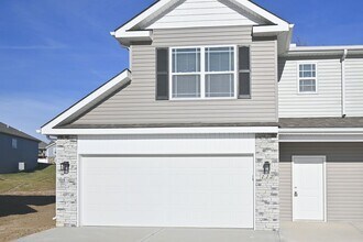 Building Photo - 3 Bedroom 2.5 bath 2 Car Garage   Duplex