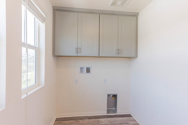 Building Photo - 27638 Sawtooth Ln