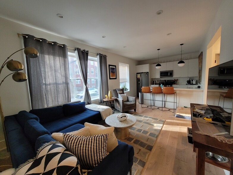 Building Photo - 1656 W Summerdale Ave