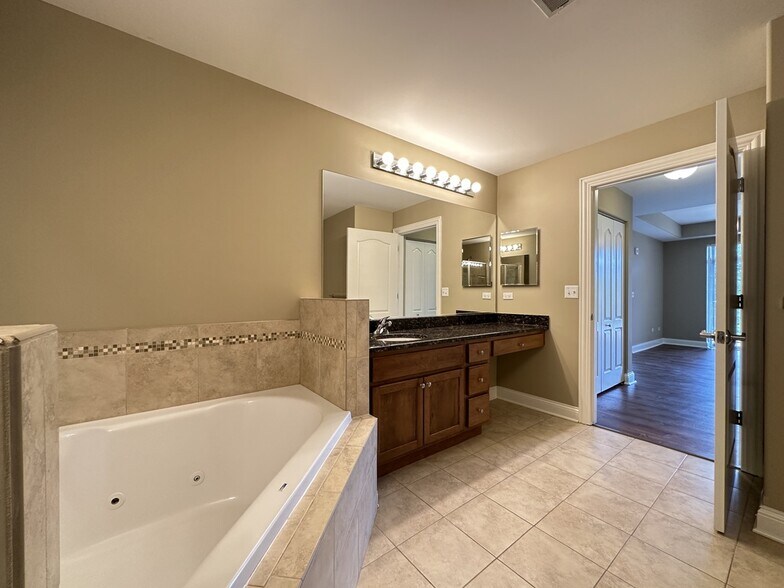 Building Photo - 2 Itasca Place