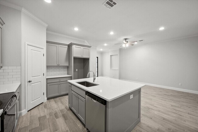 Building Photo - Luxury Arlington Townhome - Gated Community