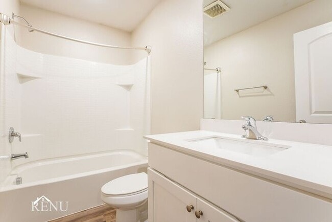 Building Photo - 2005 Hialeah Dr