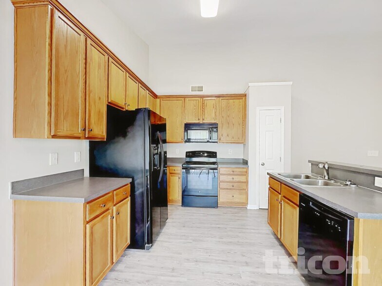 Building Photo - 5213 Hildreth Court