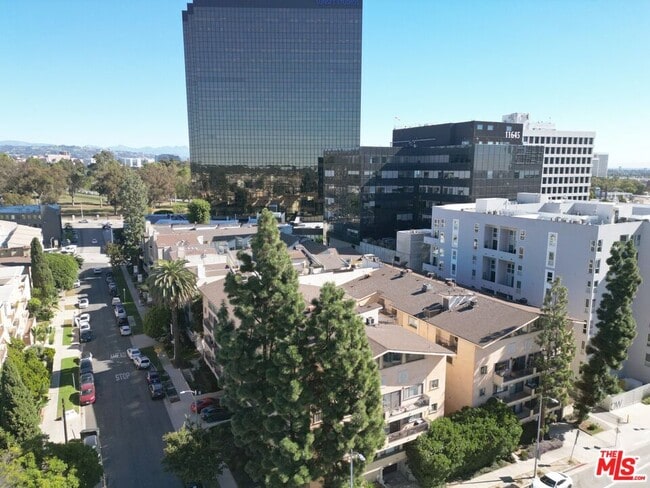 Building Photo - 1154 S Barrington Ave