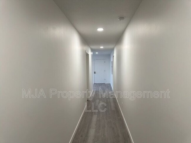 Building Photo - 500 E Fort Union Blvd