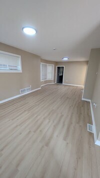 Building Photo - Newly Renovated Two-Bedroom