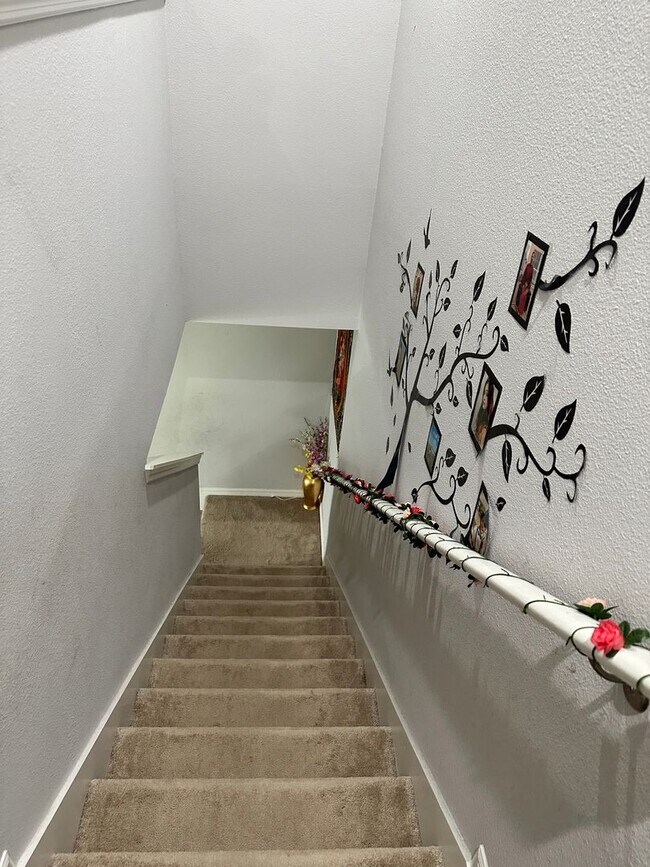 Building Photo - Lease this 3BR End-Unit Townhome in Gated Community with Water View!