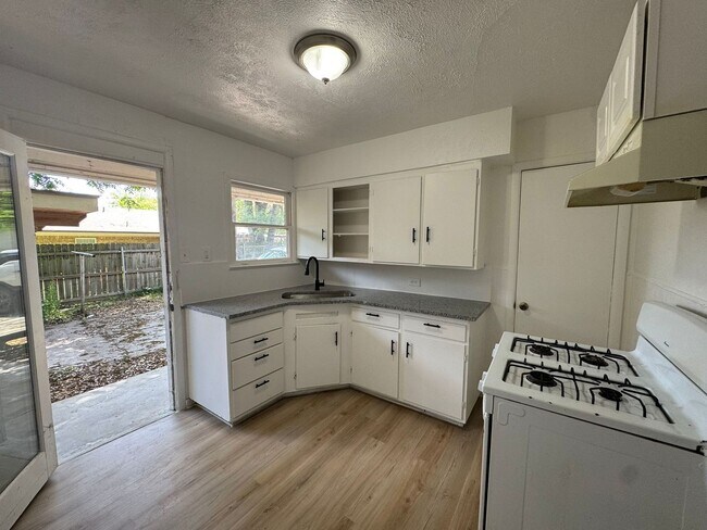 Building Photo - 400-402 North Jefferson - Kaufman