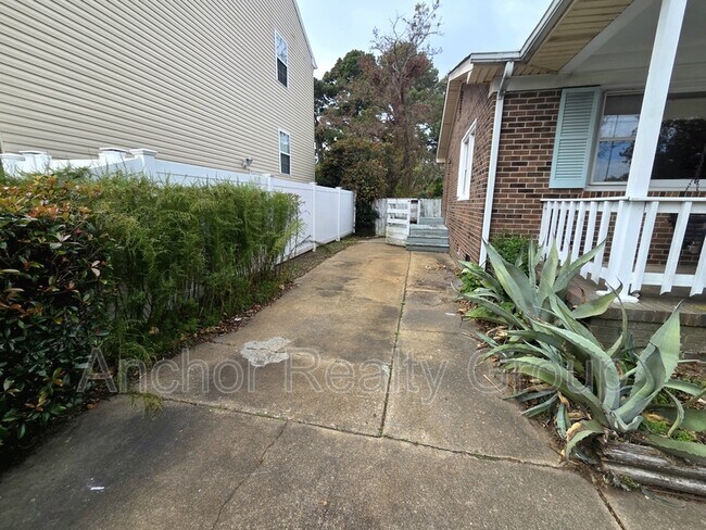 Building Photo - 14 Al St