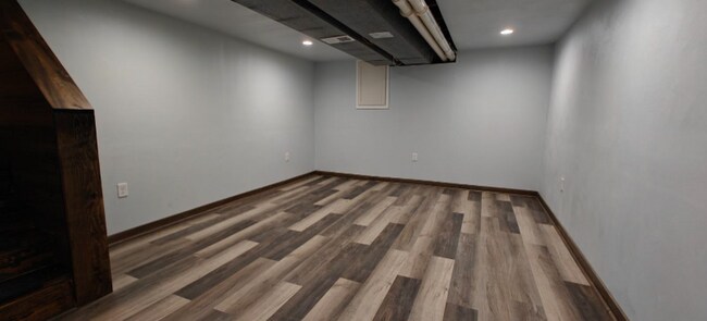 Building Photo - 991 Suburban Dr