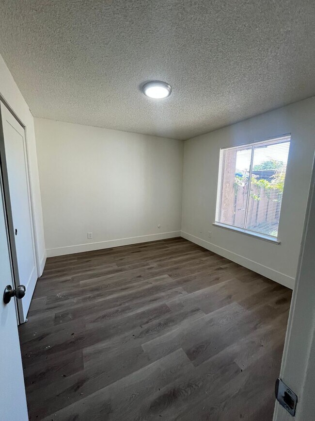 Building Photo - Downstairs Unit Move in Ready!