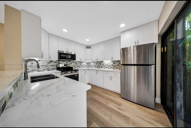 Building Photo - 4718 SW 67th Ave