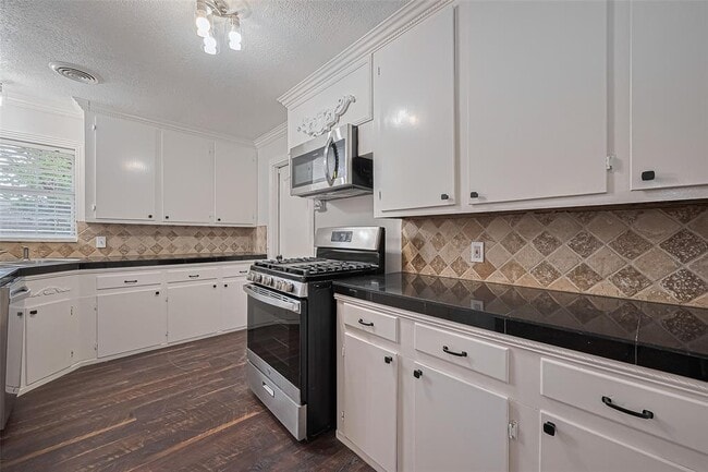 Building Photo - 8045 Ridgeview Dr