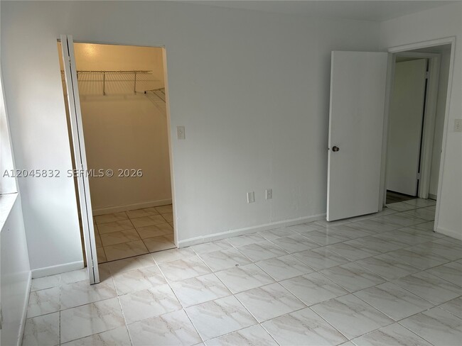 Building Photo - 301 W Park Dr