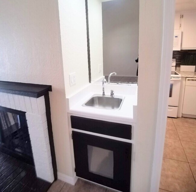 Building Photo - Beautiful 2/2 Towhhouse Feel Condo  x Rent...